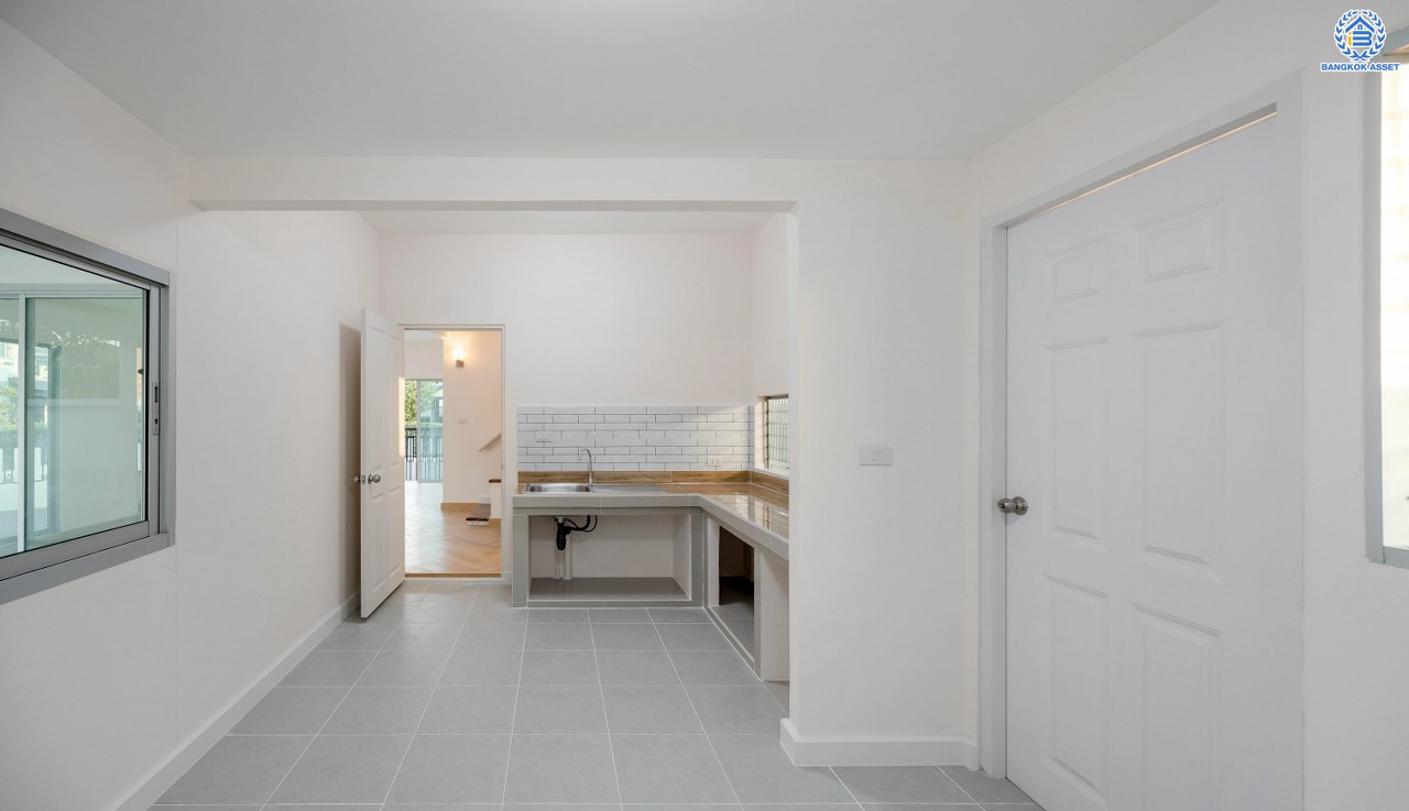 บ้านมือสองตกแต่งใหม่ โครงการ พฤกษ์ลดา พุทธสาคร หลังมุม เนื้อที่ 64 ตร.ว. ฟังก์ชัน 3 ห้องนอน 2 ห้องน้ำ 2 ที่จอดรถ สภาพแวดล้อมโครงการร่มรื่น บนทำเลเดินทางสะดวก ติดถนนพุทธสาคร เชื่อมต่อถนนเพชรเกษม ถนนพุทธมณฑลสาย4 ถนนบรมราชชนนี ใกล้รถไฟฟ้าสายสีน้ำเงิน "สถานีหลักสอง"